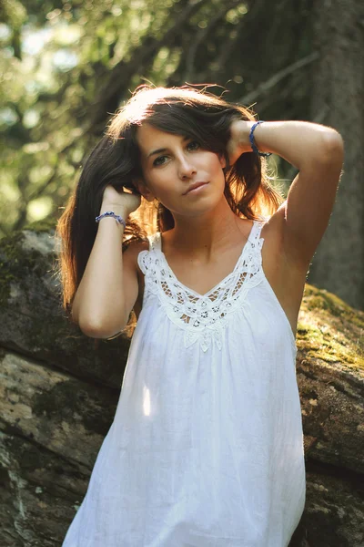 Retrato de luz quente de uma menina bonita ao ar livre — Fotografia de Stock