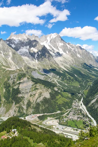 Mountain landscape of Mont Blanc massif and Giant's tooth — Stock Photo, Image