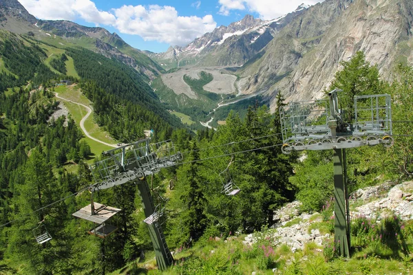 Paysage de montagne et télésiège — Photo