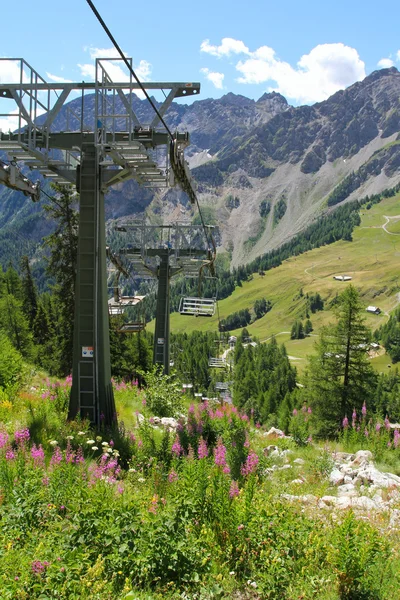 Stolliften sett från mont chetif i courmayeur — Stockfoto