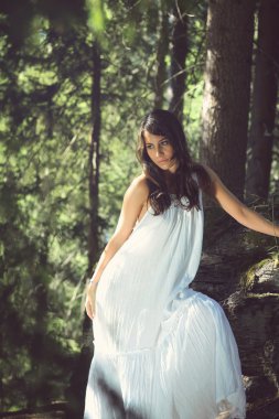 zarif ve güzel kızı ormanda poz