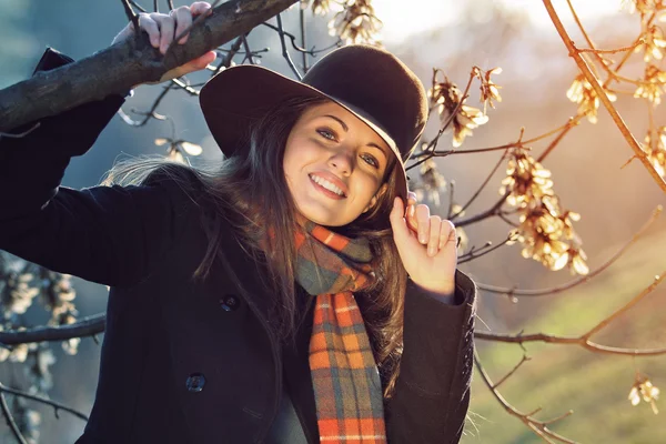 Retrato de outono de uma menina bonita com cachecol colorido — Fotografia de Stock