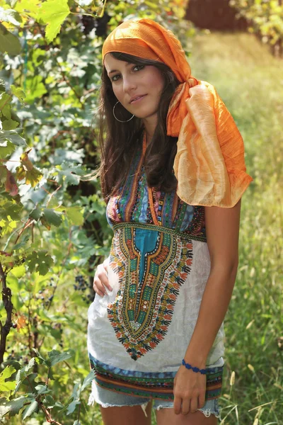 Mooi meisje poses in een wijnstok — Stockfoto