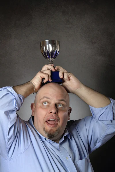 Uomo con un trofeo vincente sulla testa — Foto Stock