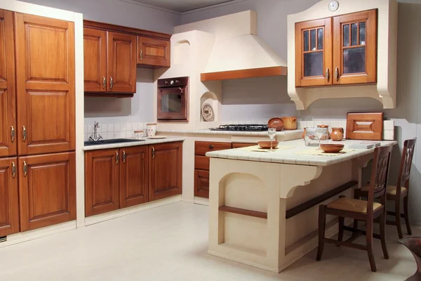 Vista completa de uma cozinha clássica de madeira — Fotografia de Stock