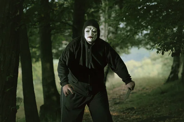 Bir bıçakla maskeli deli adam — Stok fotoğraf