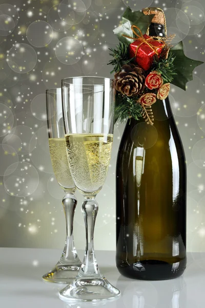 Kerstmis glazen en een fles champagne — Stockfoto
