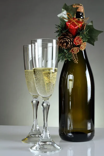 Weihnachtsgläser und eine Flasche Champagner — Stockfoto