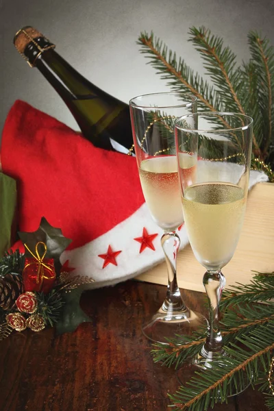 Paar champagne glas voor Kerstmis toast — Stockfoto