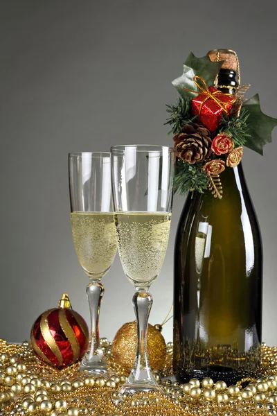 Elegante glazen en champagne fles — Stockfoto