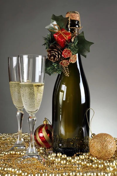 Weihnachtsdekoration und eine Champagnerflasche — Stockfoto