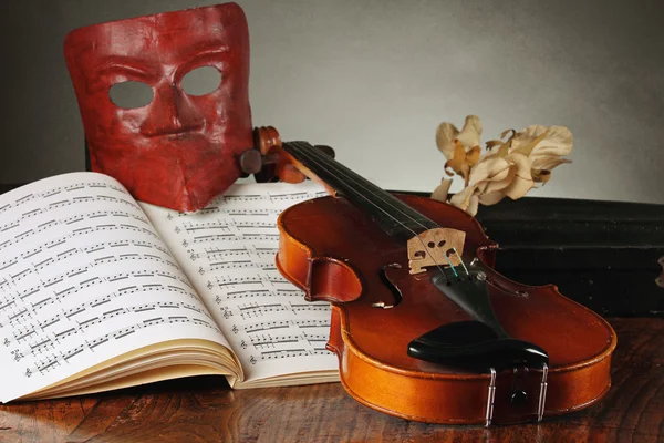 Maschera veneziana con vecchio violino — Foto Stock