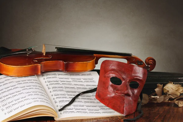 Velencei maszk a régi hegedű összetétele — Stock Fotó
