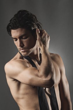 seksi bir adam stüdyo çekim