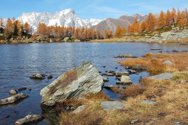 Arpy Lake mit herbstlichen Farben — Stockfoto