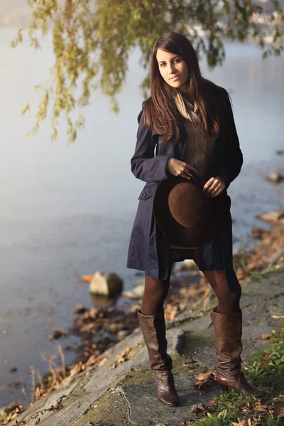 Elegante giovane donna posa autunno vestito — Foto Stock