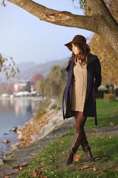 Femme élégante pose dans les vêtements d'automne — Photo