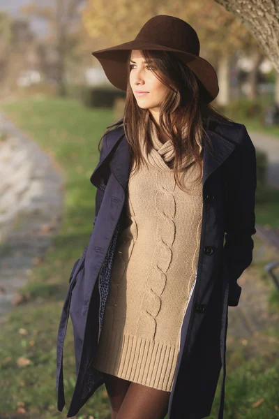 Fille élégante habillée dans les couleurs de l'automne — Photo