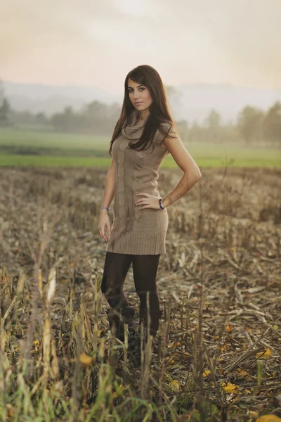 Menina bonita posa em um campo — Fotografia de Stock