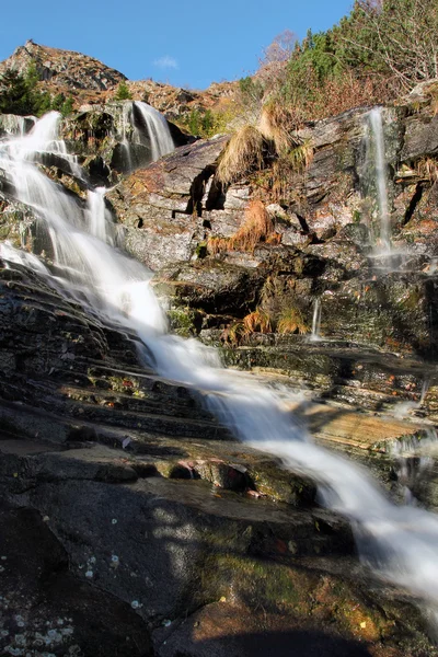 Mohutné horské vodopád — Stock fotografie