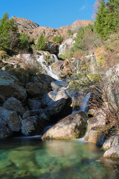 Cachoeira de montanha e lagoa colorida — Fotografia de Stock