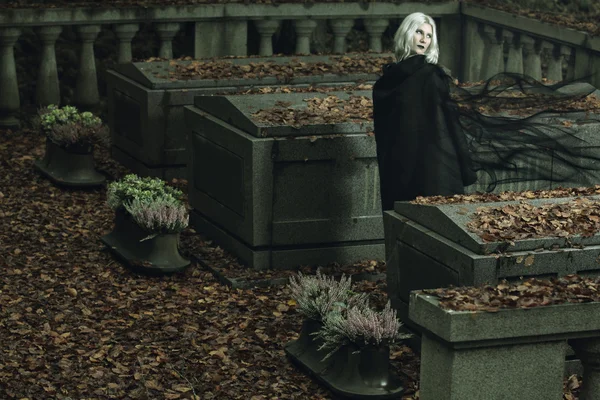 Dark lady posing in a graveyard — Stock Photo, Image