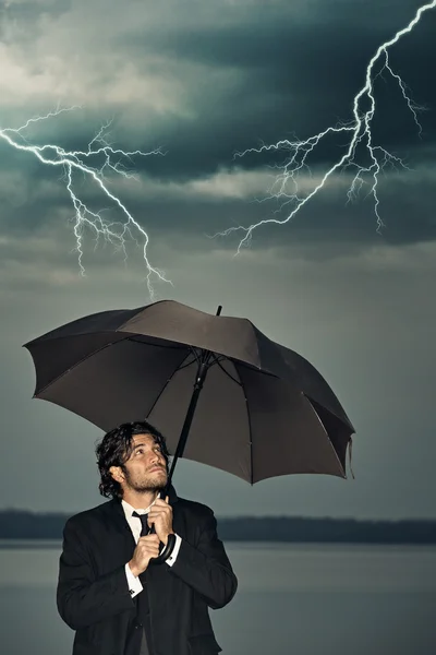 雷から自分自身を保護する実業家 — ストック写真
