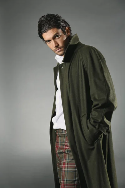 在绿色的外套和格子裤子的男性时装模特 — 图库照片