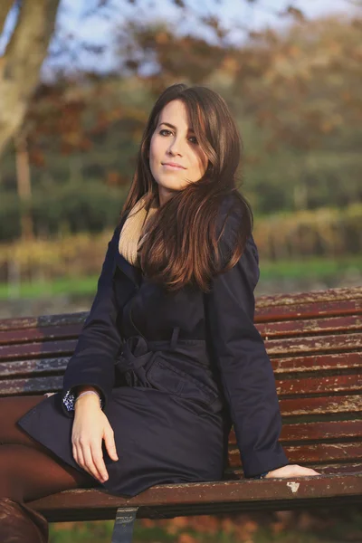 Elegant girl posing in autumn park — Stock Photo, Image