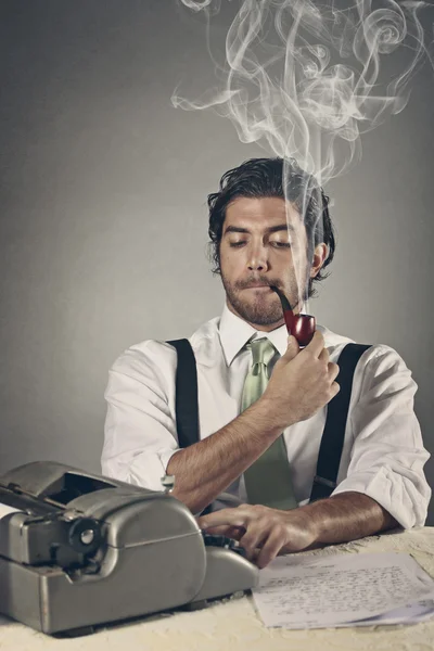 管吸烟作家与滑稽的表情 — 图库照片