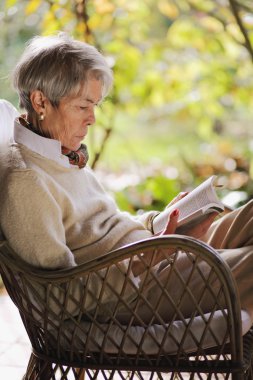 okuma ve açık havada rahatlatıcı olgun Bayan