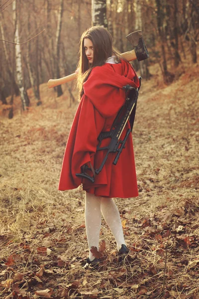 Chapeuzinho vermelho posando com machado — Fotografia de Stock