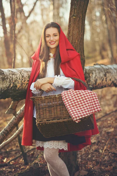 Chapeuzinho Vermelho Sorrindo — Fotografia de Stock