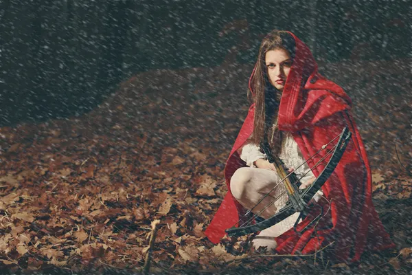 Petite cagoule rouge dans la forêt sombre — Photo