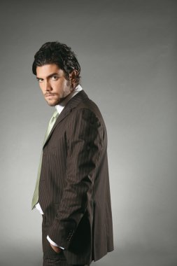 yakışıklı işadamı kameraya benziyor