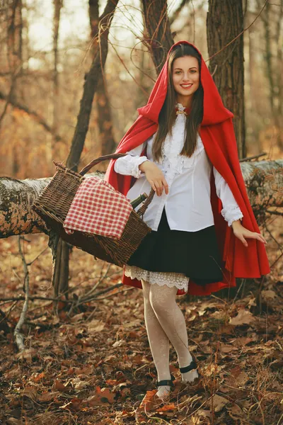Hermosa pequeña capucha roja sonrisas —  Fotos de Stock