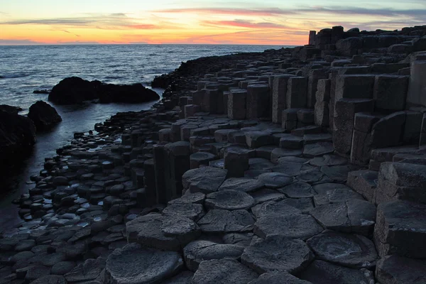 Giant's causeway v Severním Irsku při západu slunce — Stock fotografie