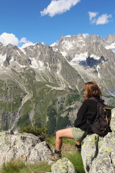 Uzun yürüyüşe çıkan kimse kadın ve mont blanc panorama — Stok fotoğraf