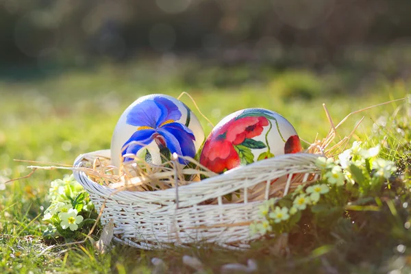 Œufs de Pâques peints à la main dans un panier en osier — Photo