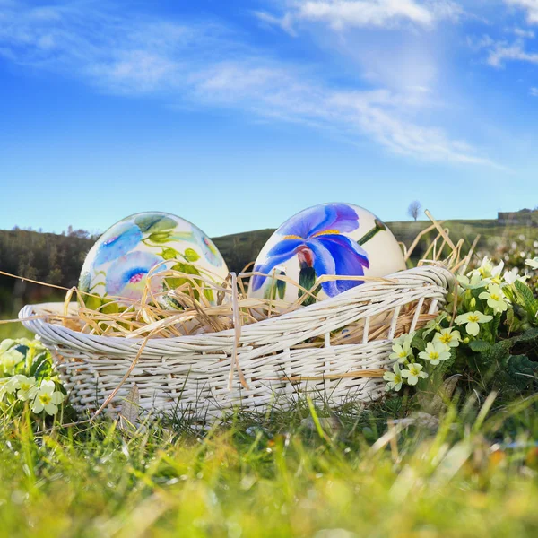 Oeufs de Pâques peints et ciel bleu — Photo