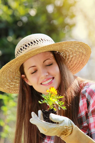 Jardineiro feliz sorrindo — Fotografia de Stock