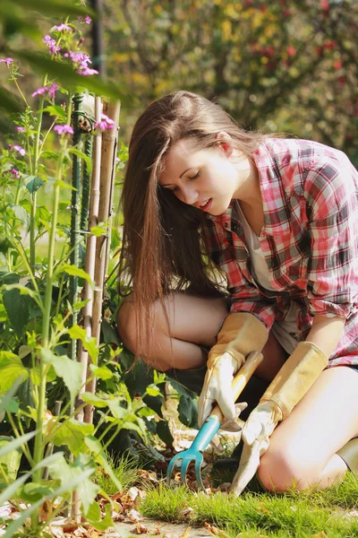 Donna felice lavora nel suo giardino — Foto Stock