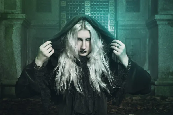 Schwarz gekleidete Hexe und magische Lichter — Stockfoto