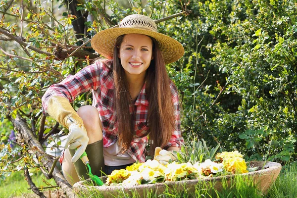 Hermosa joven mujer disfrutando de su jardín — Foto de Stock