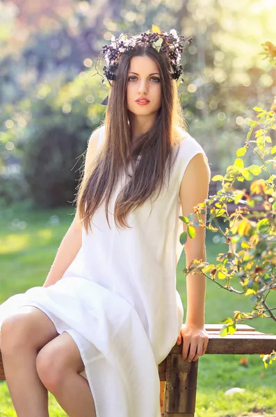 Ninfa de primavera en vestido blanco —  Fotos de Stock