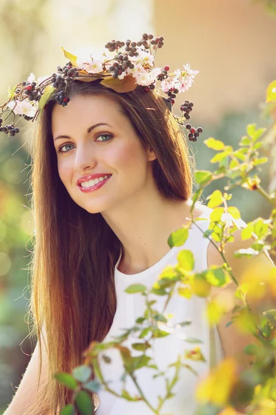 รูปภาพของสาวสวยยิ้มที่มีมงกุฎดอกไม้ — ภาพถ่ายสต็อก