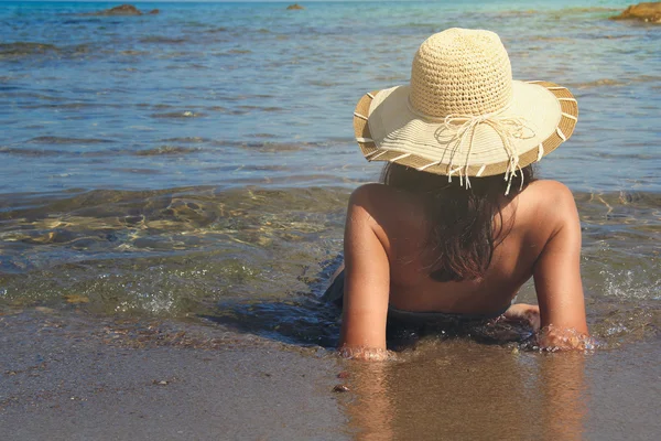 Giovane donna rilassante sulla spiaggia — Foto Stock