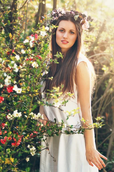 Hermosa ninfa de primavera en un jardín —  Fotos de Stock