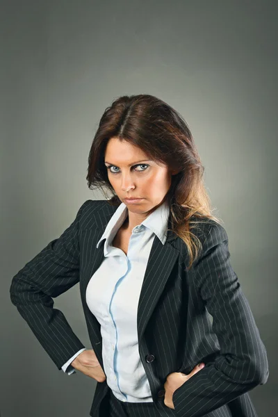 Elegante capo donna in postura arrabbiata — Foto Stock