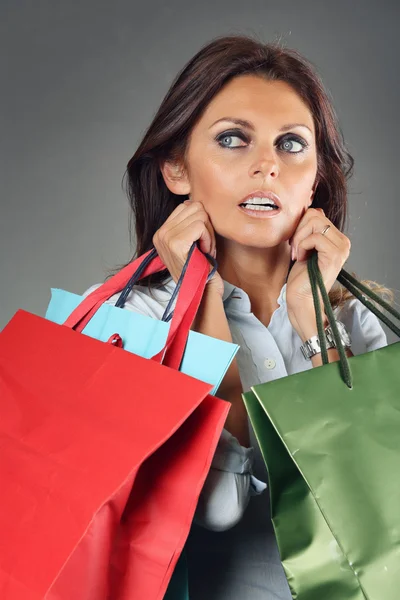 Compras mujer llevando bolsas — Foto de Stock